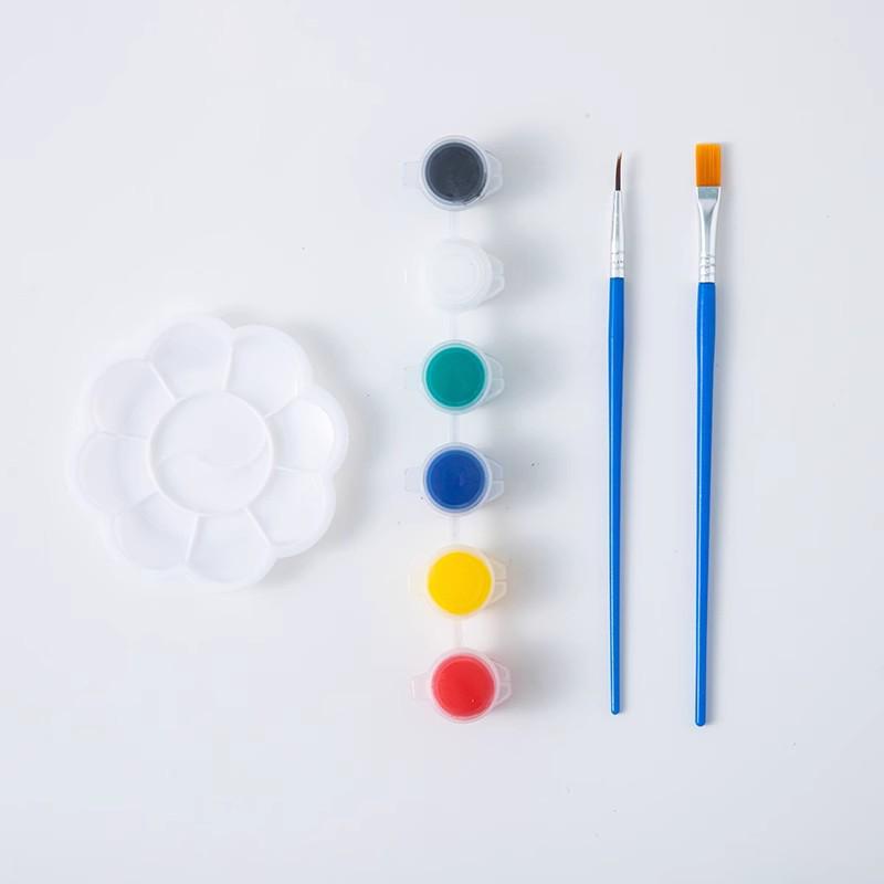 Handbemalte Ostereier-Anhänger aus Holz zur Kindergartendekoration.