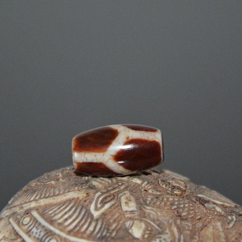 

Тибетский кулон из бусины Дзи с узором дракона и кровавыми прожилками