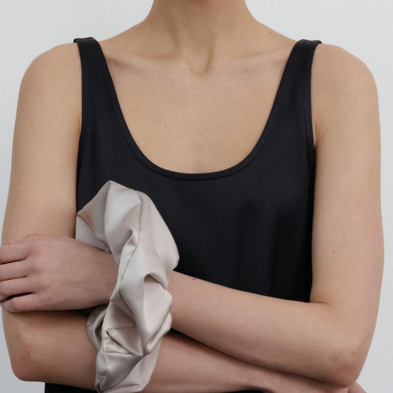 Carriere SATIN ÖVERDIMENSIONERAD RUFFSIG