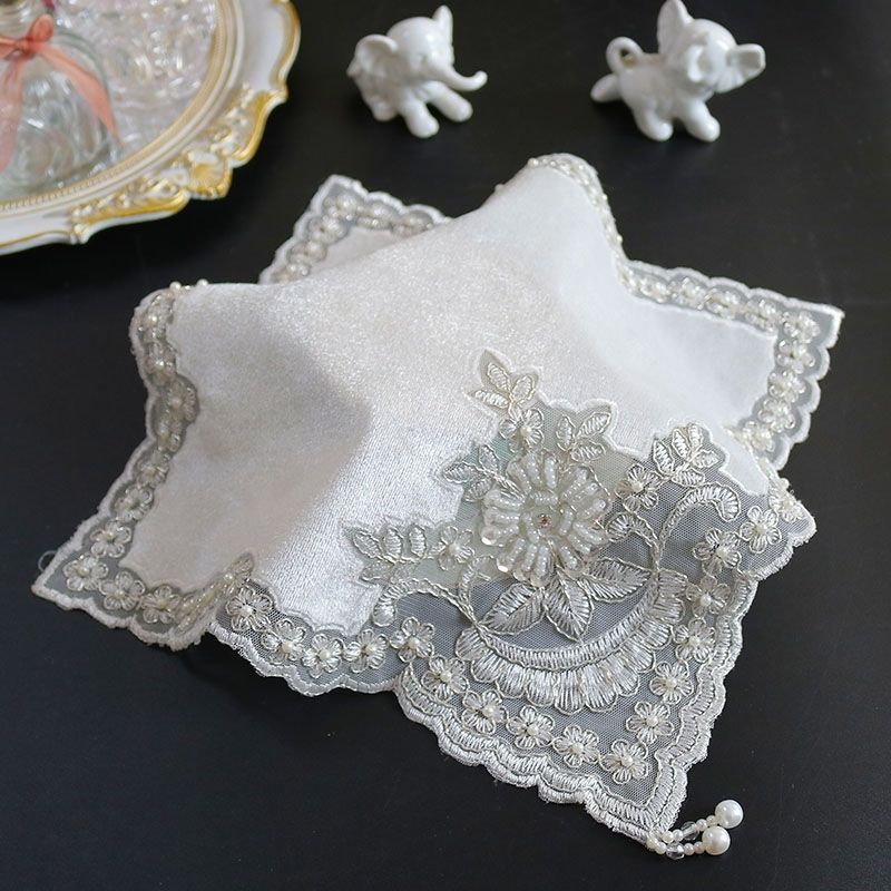 

Белые бархатные вышитые бисером салфетки под приборы, салфетки для стола, вышитые маслостойкие и водонепроницаемые салфетки для подносов, подставки под стаканы и пылезащитные чехлы широко используются
