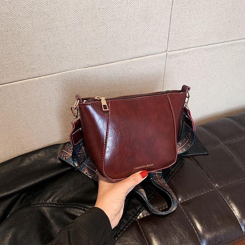 

Женская однотонная квадратная сумка на молнии для отдыха из искусственной кожи с наклонным плечевым ремнем и регулируемым ремешком One Size кофейный