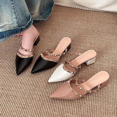 Sommermode neue High Heels coole Slipper Damen tragen Nieten Mode Temperament dicker Absatz Internet-Berühmtheit spitze Zehenpartie Taschenkopf Damenschuhe