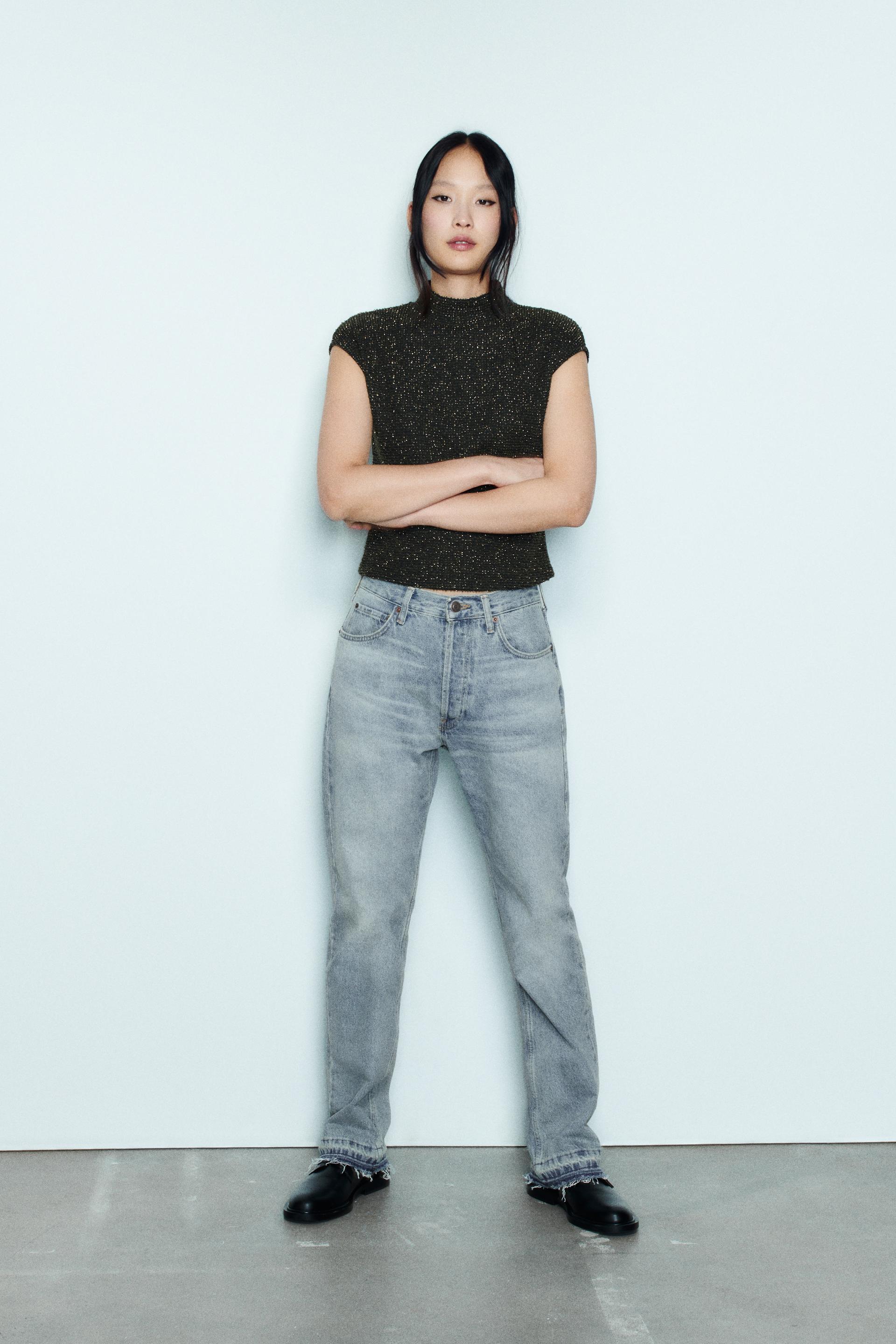 

БЛИЗКИЙ ТОП С МЕТАЛЛИЧЕСКОЙ НИТЬЮ