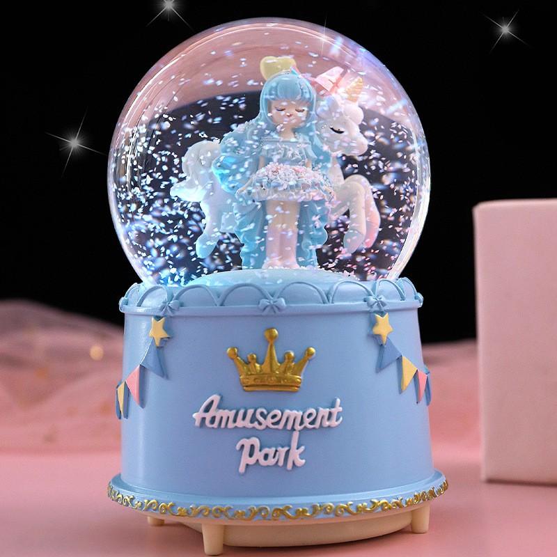 Drehende Karussell-Spieluhr mit Schneekugel-Effekt Kindergeburtstagsgeschenk Dekorative Harz-Musikinstrument Spielzeug