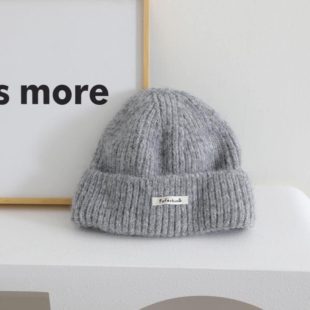 Japanese Simple Letter Pattern Labeling Knitted Hat for Women In Autumn and Winter New Warm and Thickened Cold Hat Showing A Small Face