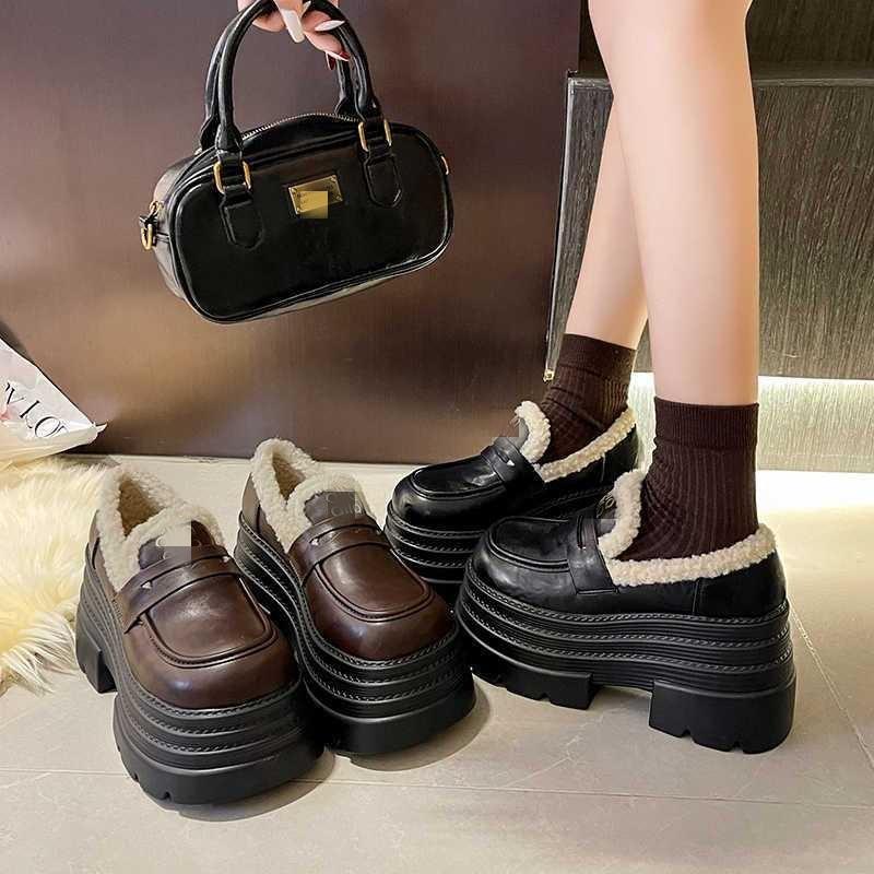 Petit homme avec une semelle épaisse et une hauteur de 8 cm, chaussures simples en peluche et douces, chaussures muffin et petites chaussures en cuir pour l'automne et l'hiver