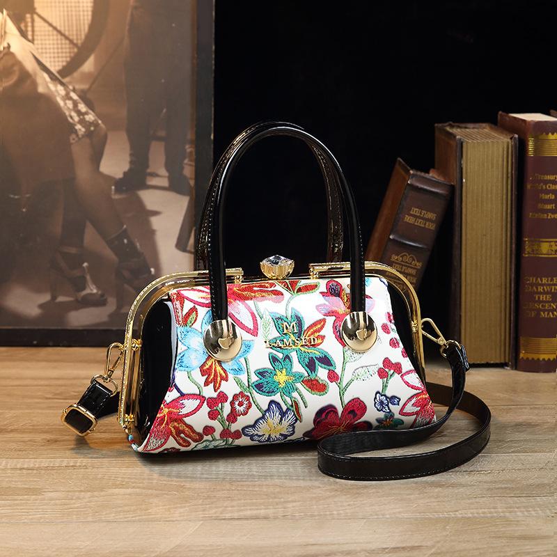 

Трансграничная европейская и американская трендовая вышитая лакированная кожа Большая вместимость Сумка белый