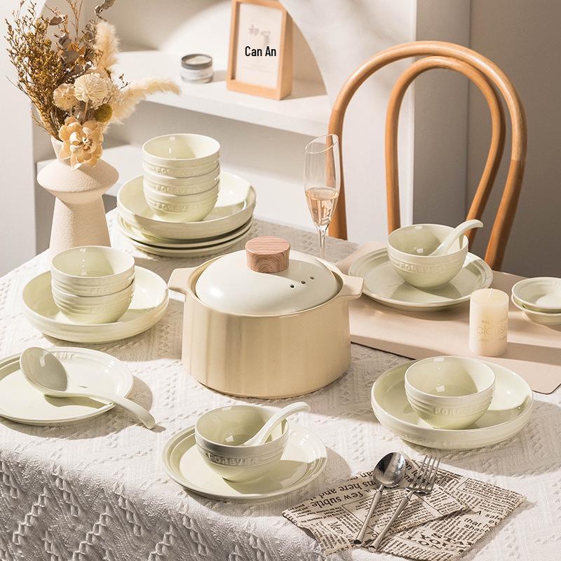 

Набор керамических мисок с подглазурной росписью в стиле французского крема (2025), включая пиалу для риса, тарелку и палочки для еды.