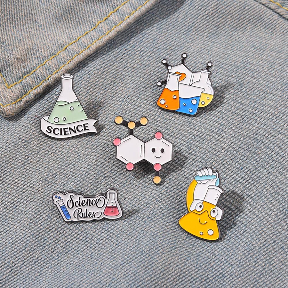 Niedliche Cartoon-Brosche mit Lackabzeichen, kreative Accessoires