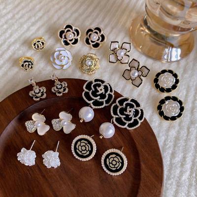 Orecchini Versatili Estivi con Camelia e Perla - Ago in Argento 925, Goccia di Olio Nero, Stile Trendy