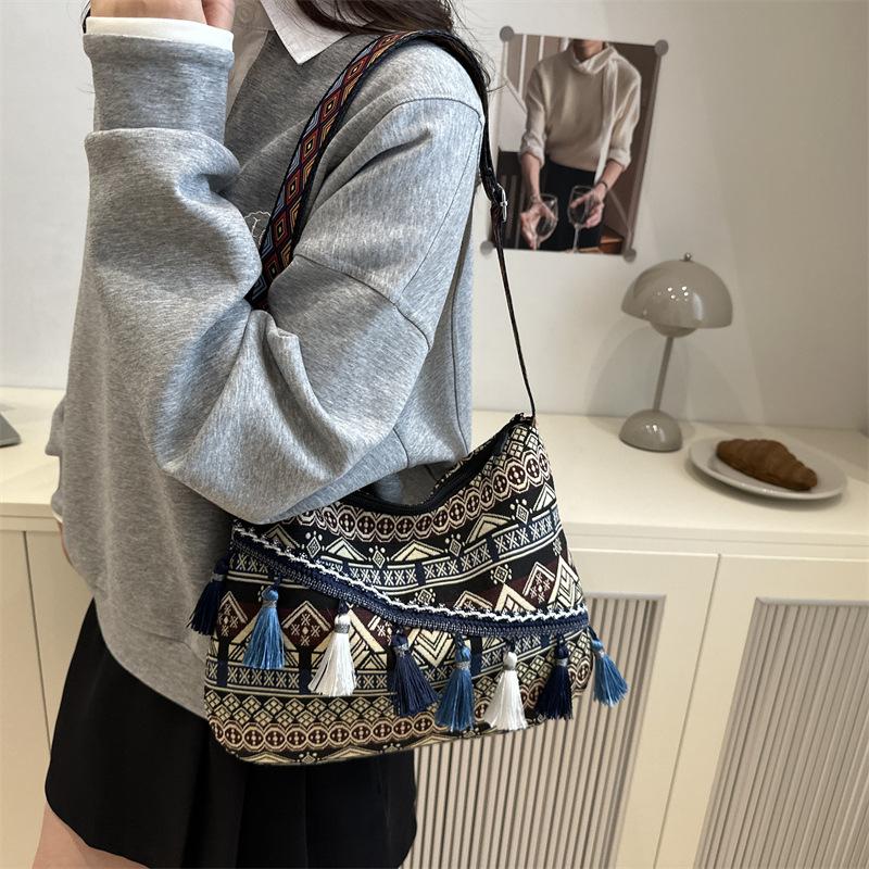 Fashion ethnic style tassel tote bag new niche shoulder bag simple holiday style versatile women's bag