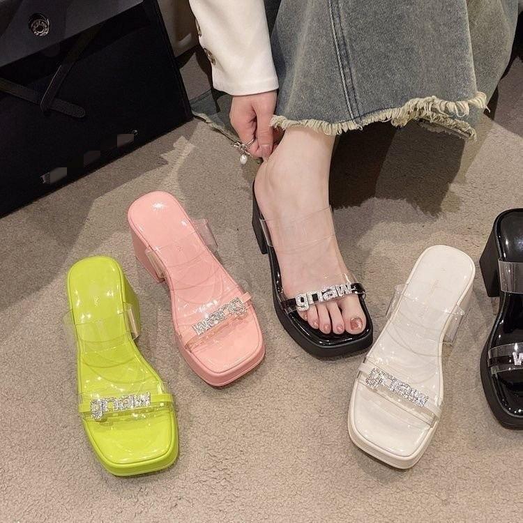 Neue Hausschuhe mit dicker Sohle und hohem Absatz für den Sommer, durchsichtig, ein Riemen, mit Strasssteinen, dicker Absatz, High-End, coole Hausschuhe.