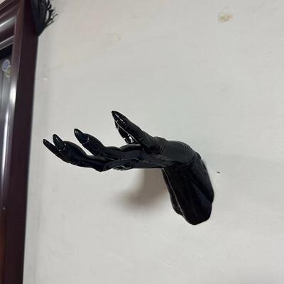 Demon Hand Statue Halloween Black Demon Hands Sculpture Wall Mounted Spooky Devil Hand Ornament Party Supplies