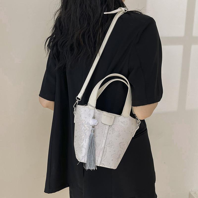 Stylish And Trendy Women's 2024 Summer Pu Bucket Shoulder Bag With Inner Pouch
