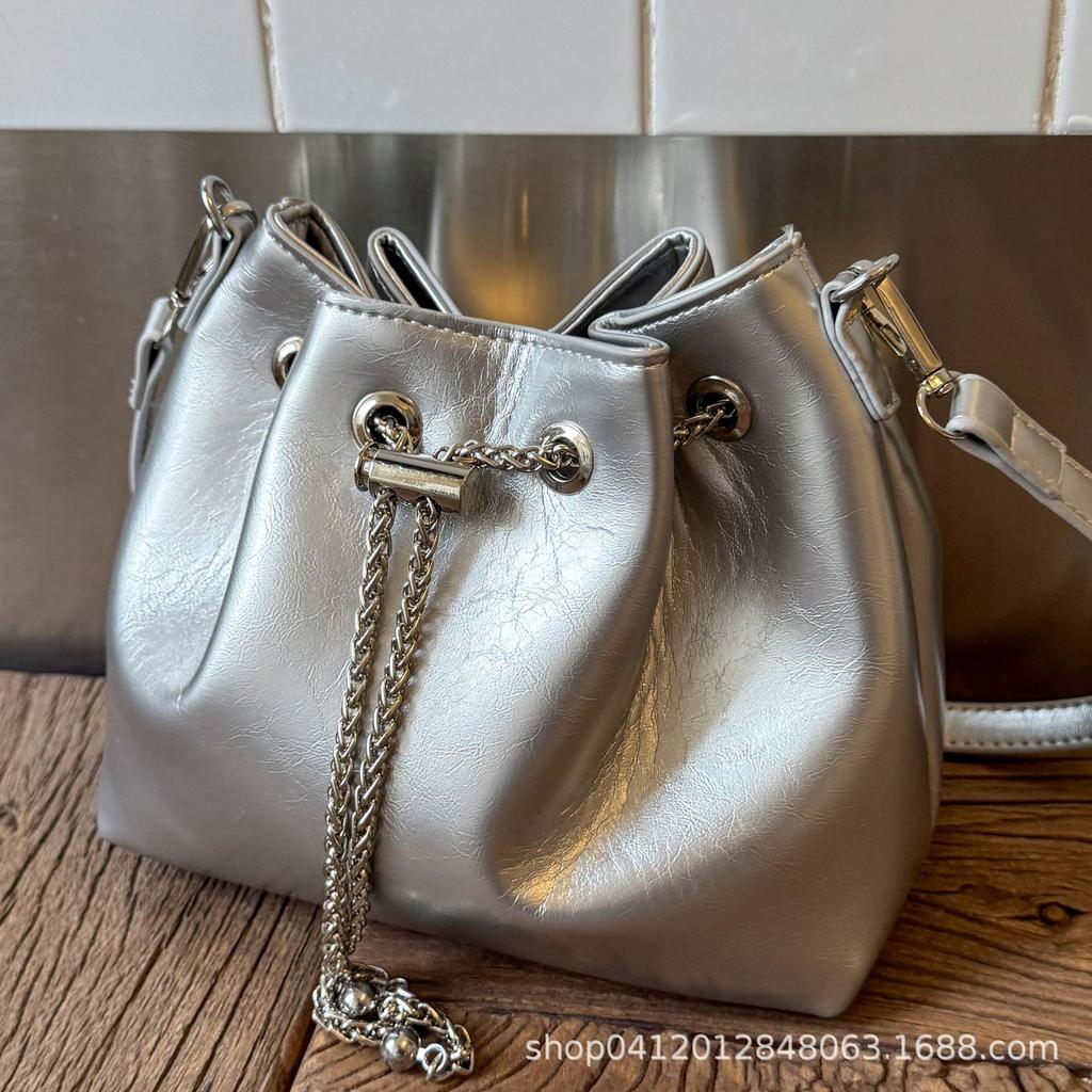 2025 new niche design bucket bag personality atmosphere fashion high value simple oily shoulder messenger bag