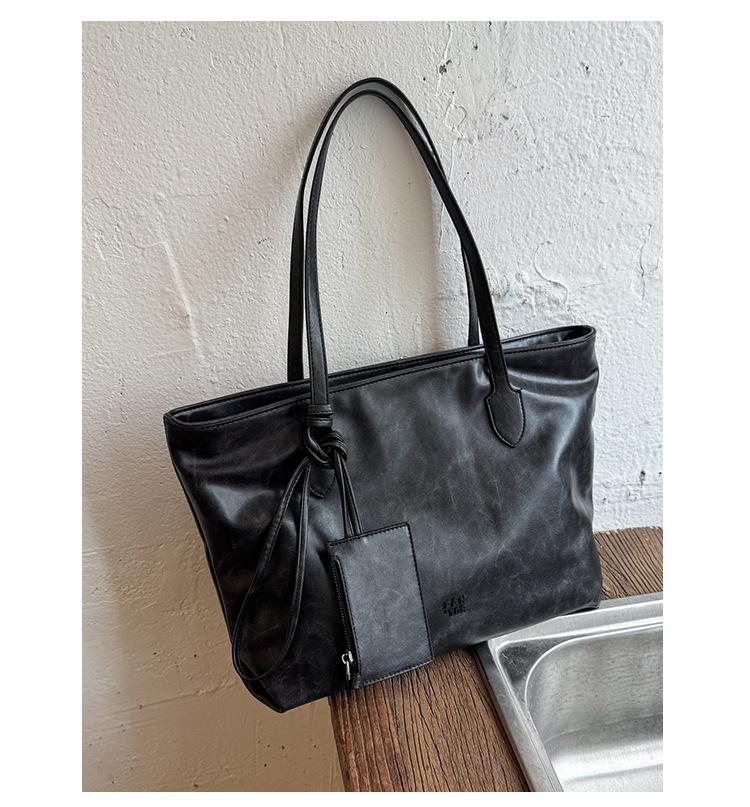 

Модная ретро сумка с мягким лицом, новая простая сумка-тоут большого объема однотонная, ретро сумка-хобо на плечо/подмышку для работы чёрный