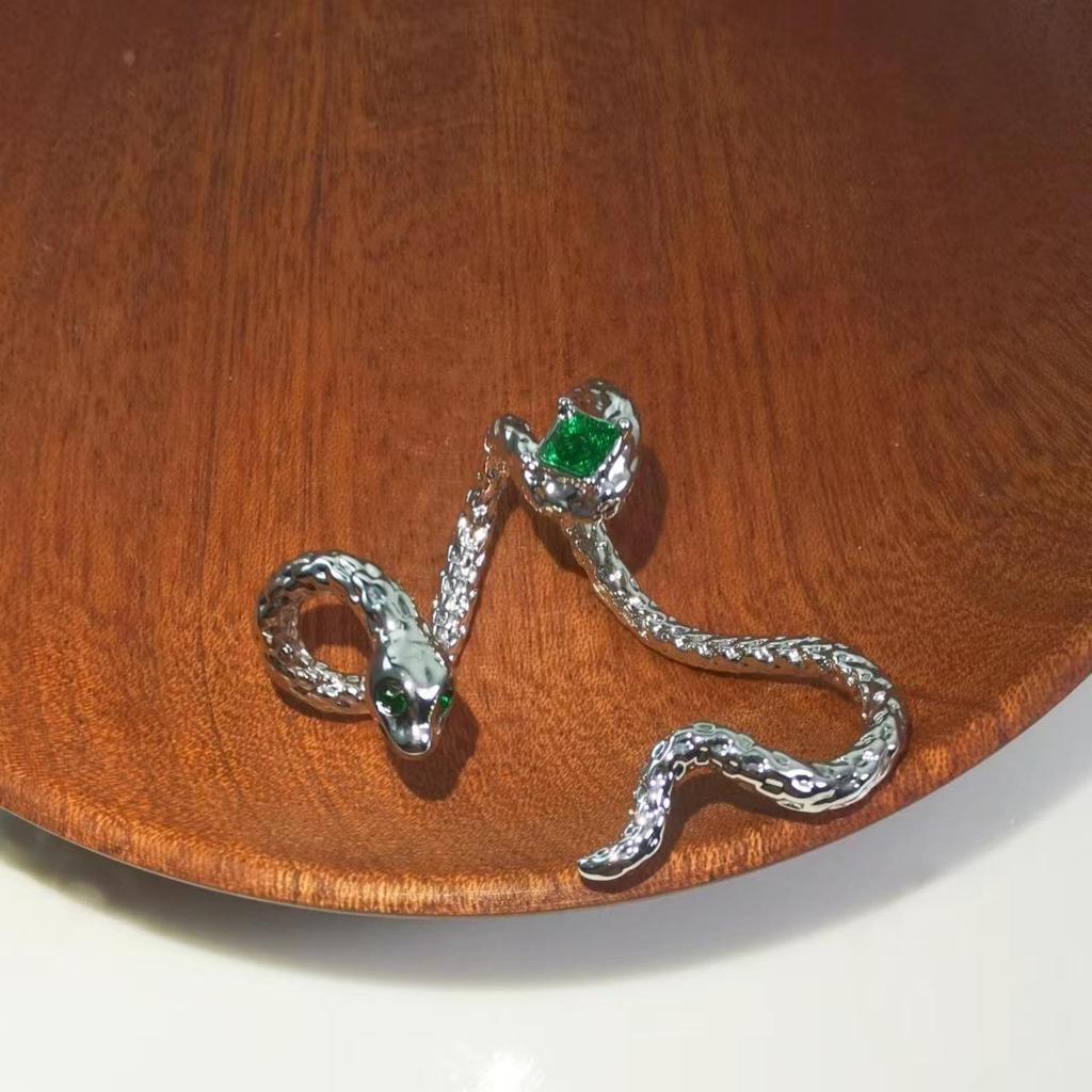 Snake-Shaped Ear Cuff: High-End, No Piercing, Japanese & Korean Style Ear Clip Jewelry for Women