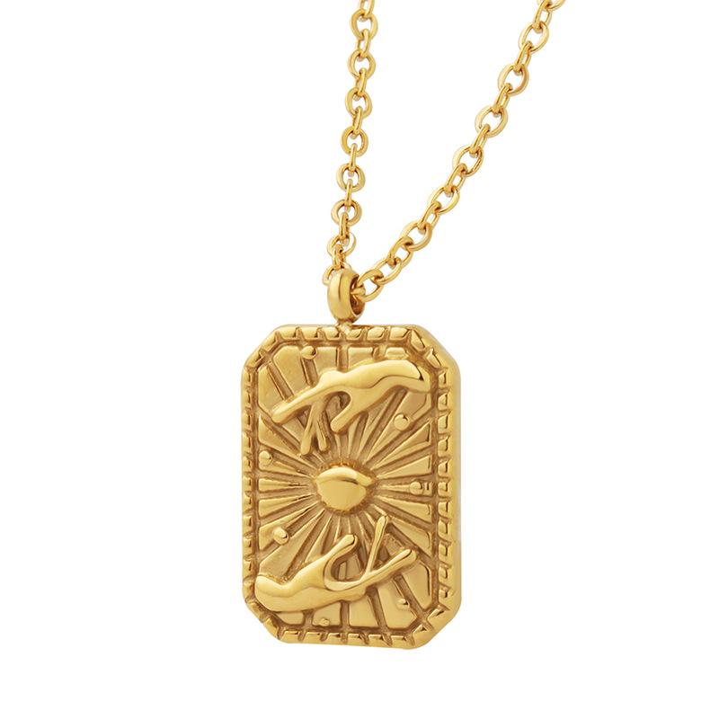 Colar Pingente Quadrado de Contas Duas Mãos com Padrão Estilo Retrô, Corrente para Clavícula com Design de Nicho Banhado a Ouro 18K em Aço Titânio