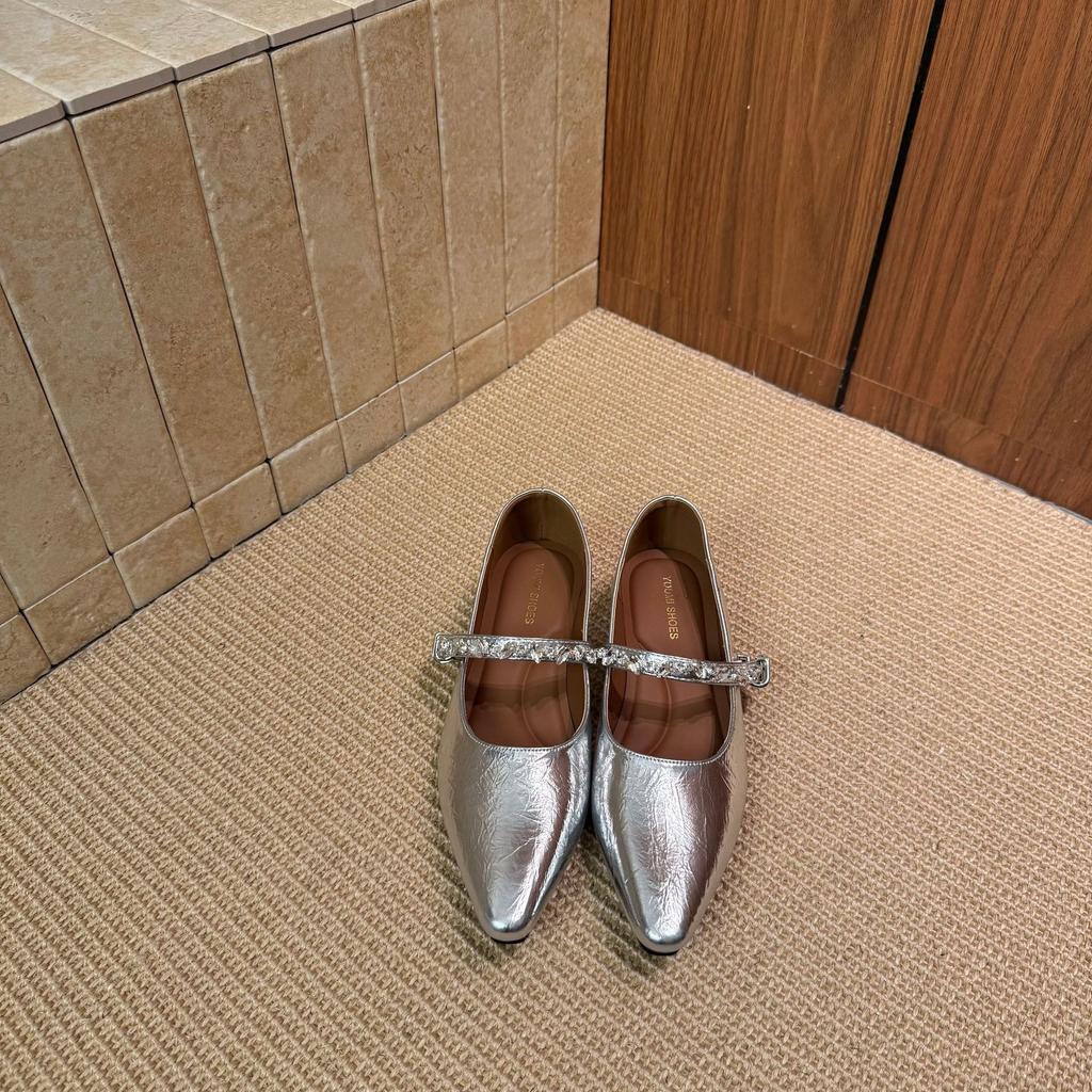 2025 neue spitze Ein-Wort-Schuhe mit Strassnieten, innen abgeschrägter Absatz, flacher Ausschnitt, vielseitige Pendler-Arbeitsschuhe für Damen