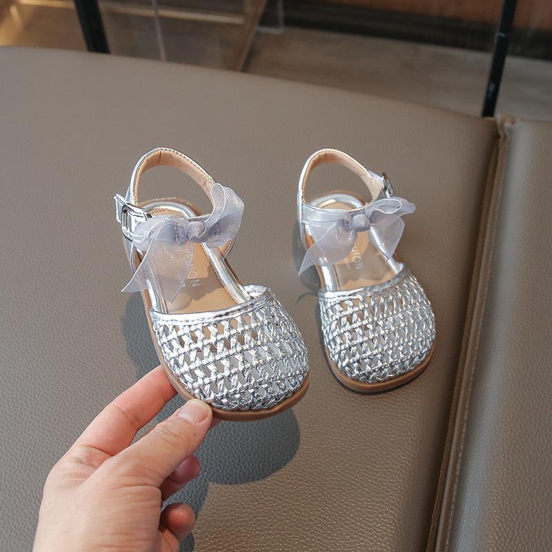 2026Neue Mädchensandalen, geschlossene Sandalen, Babyschuhe, modische Kinderschuhe mit Schleife, atmungsaktive Strandschuhe