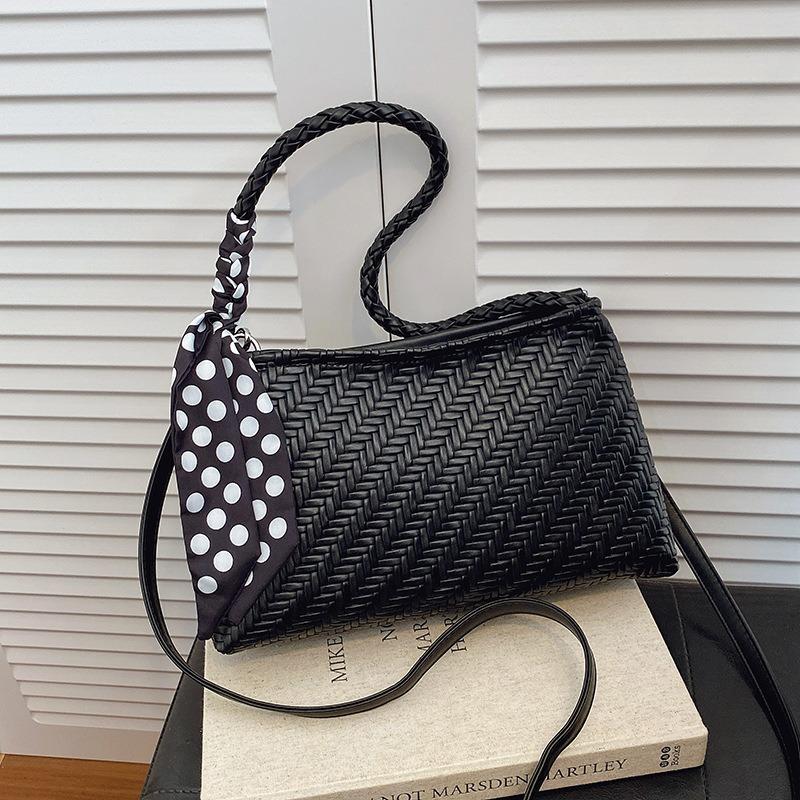 

Premium texture light luxury woven pattern underarm bag women s new portable shoulder bag commuter bucket bag чёрный