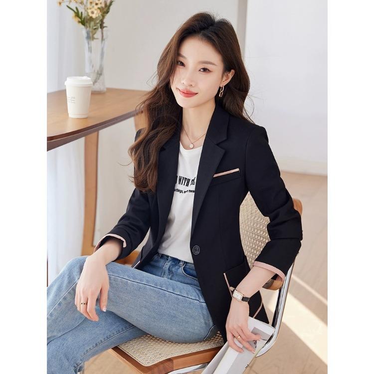 Sophisticated Women's Blazer for A Chic and Professional Look
