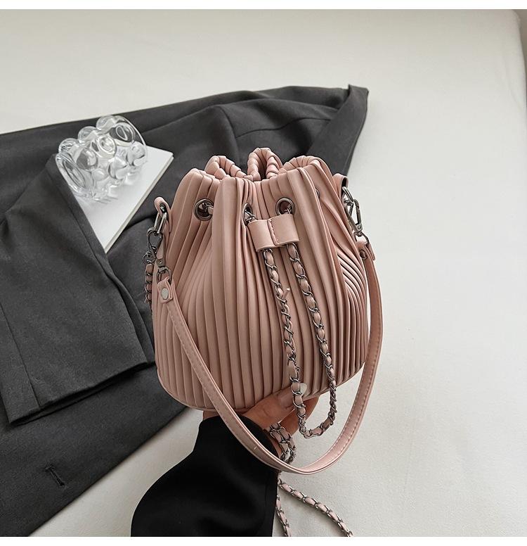 This Year, Niche Pleated Bags Are Popular, Women's 2025 New Spring and Summer Messenger Bags, Handbags, Korean Versatile Bucket Bags.