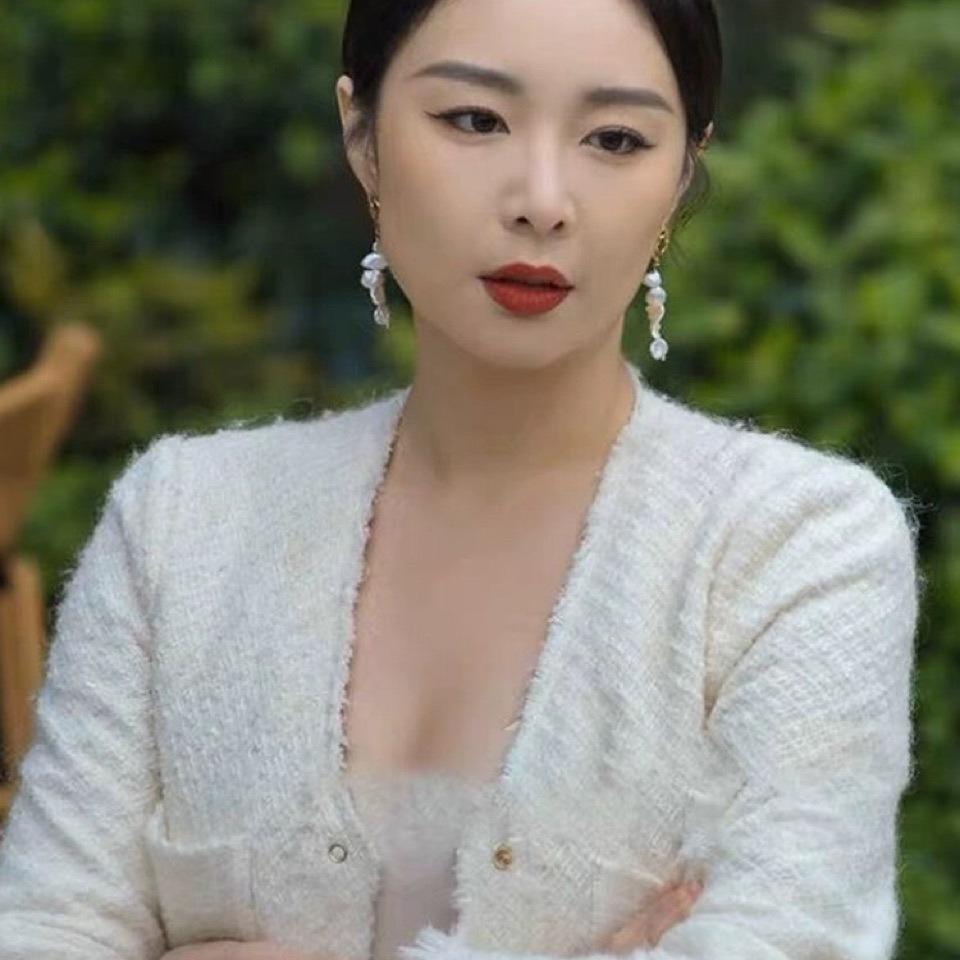 Elegant Temperament Earrings Natural Baroque Special-shaped Petals Pearl Stud Earrings Women's Earrings Tide Silver Needle Temperament Trend