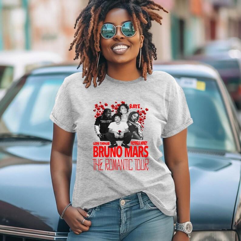 

2026 Summer Fashion Men Women Bruno Mars Shirts, Leon Thomas, Raye, Victoria Monet, the Romantic Tour Concert Shirts M
