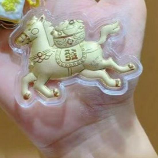 

Gold Horse Keychain Lanyard: 999 Pure Gold Phone and Bag Pendant, Year of the Horse Cultural Gift