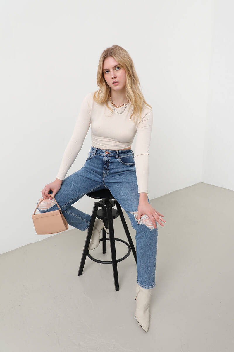 

Женские джинсы с высокой талией и рваными деталями Mom Fit синего цвета