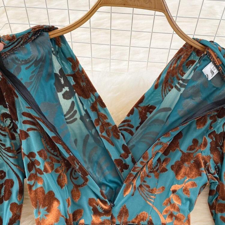 New Autumn Celebrity Temperament V Neck High Waist Dress with Bronzing Printing Fold Stitching and False Two Bag Hip Design