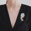Ewiger Charme Federbrosche: Exquisites Perlmutt-Design, modisches und vielseitiges Geschenk