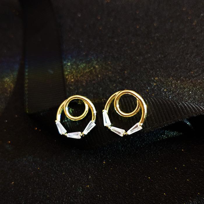 

Trendy And Simple Imitation Zircon Circle Stud Earrings, High-End Student Women S Earrings, Small Earrings.