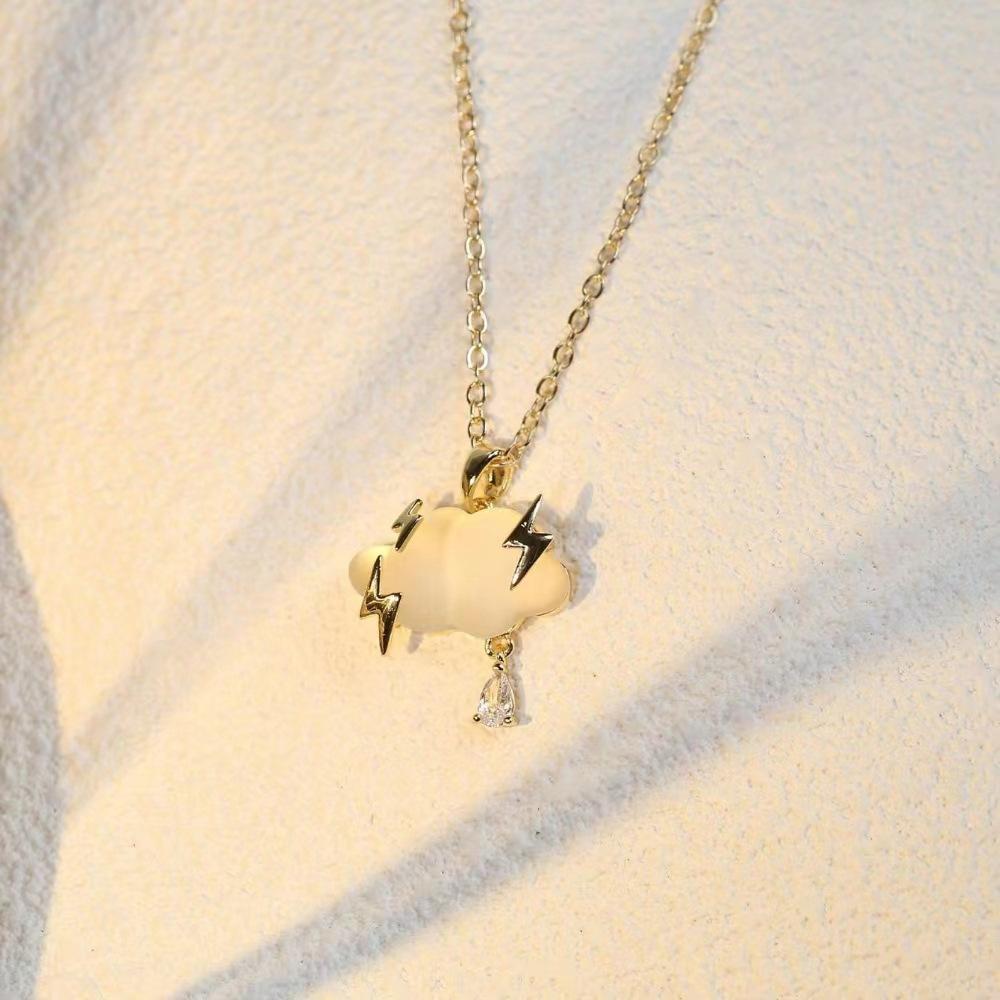 2026 Blitzwolke Nischen-Halskette Kreativer Design-Sinn Mikro-eingelegter Zirkon Weiße Wolke Wassertropfen Temperament Vielseitige Schlüsselbeinkette