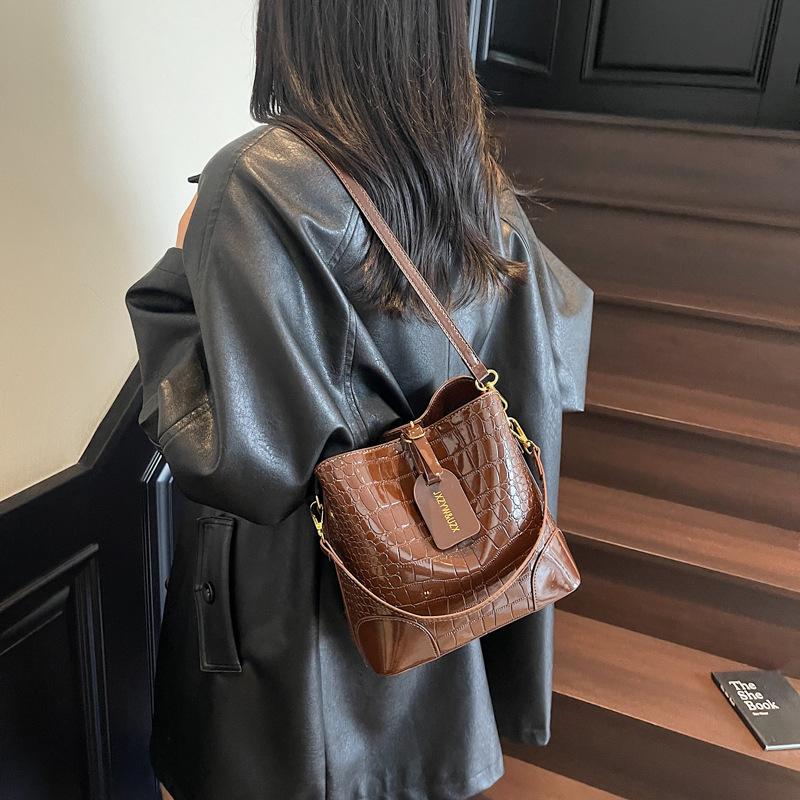 

Новая городская простая повседневная темпераментная сумка через плечо, сумка через плечо, женская сумка, сумка подмышку, сумка-ведро с каменным узором темно-коричневого