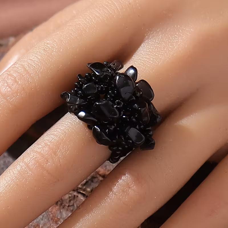 Кольцо ручной работы в богемном стиле, широкое кольцо из плетеных эластичных бусин с крошкой из дробленого камня, кольцо из натурального камня, женское повседневное украшение. One-size чёрный