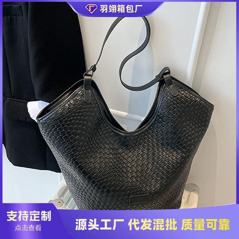 Large-capacity Retro Bag Women's Autumn and Winter Versatile New Casual Shoulder Bag Popular Commuter Tote Bag