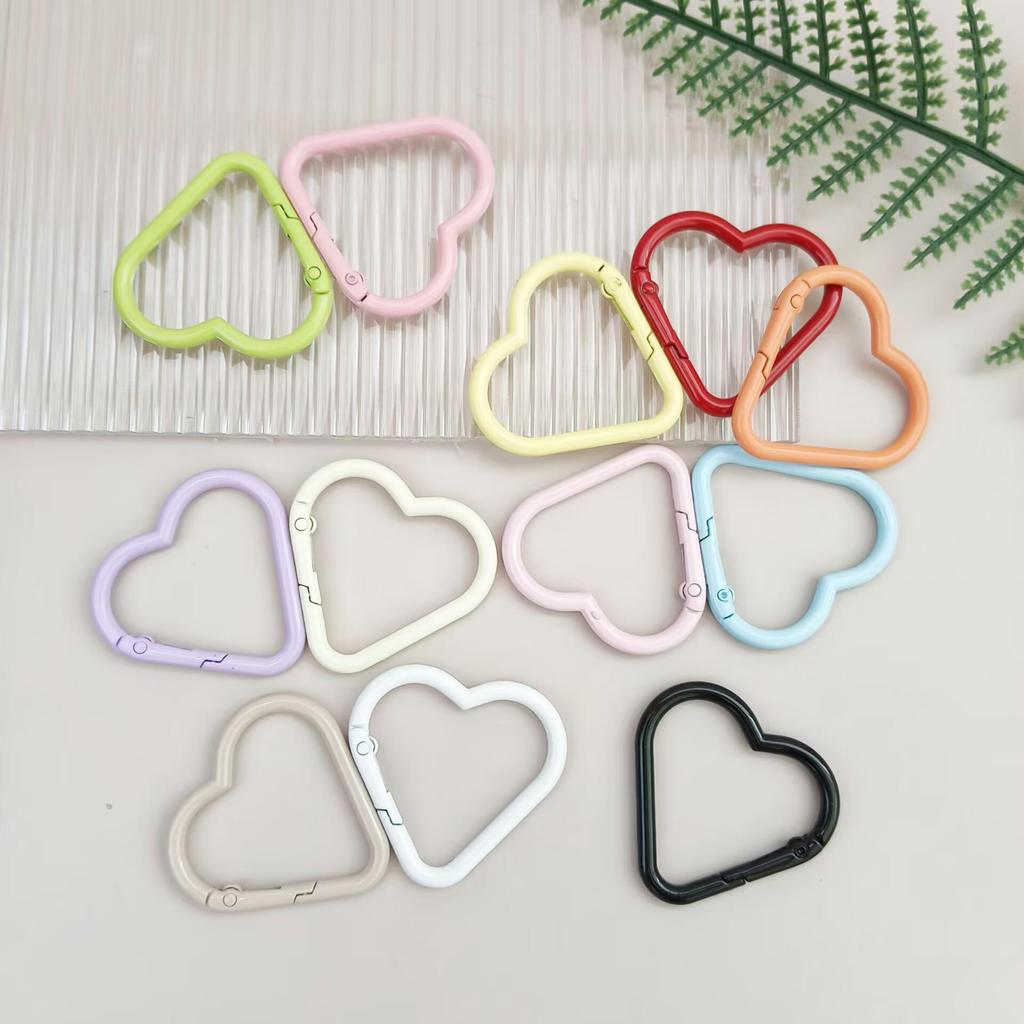 Portachiavi a forma di cuore colorato con moschettone a molla in lega di zinco e moschettone per aggancio animali domestici