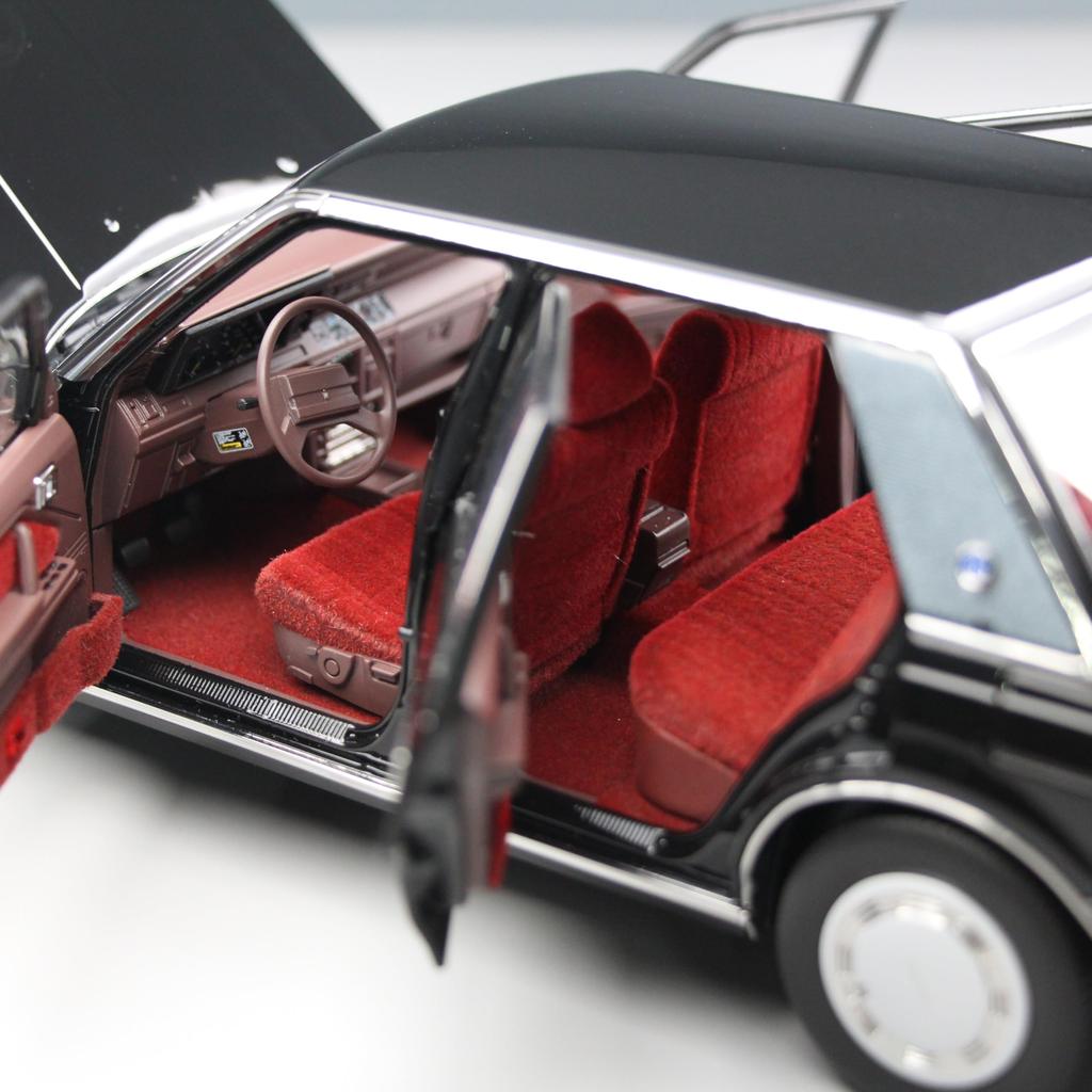 Freestyle XiaoGuang Model Scale Toyota Crown MS122 Black Finished Product 1/18 (Red Interior) 8250612B-1