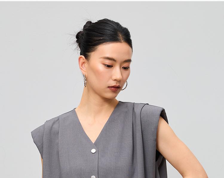 High end V-neck single breasted short sleeveless shirt for women in the summer of 2026, with a minimalist and stylish commuting style