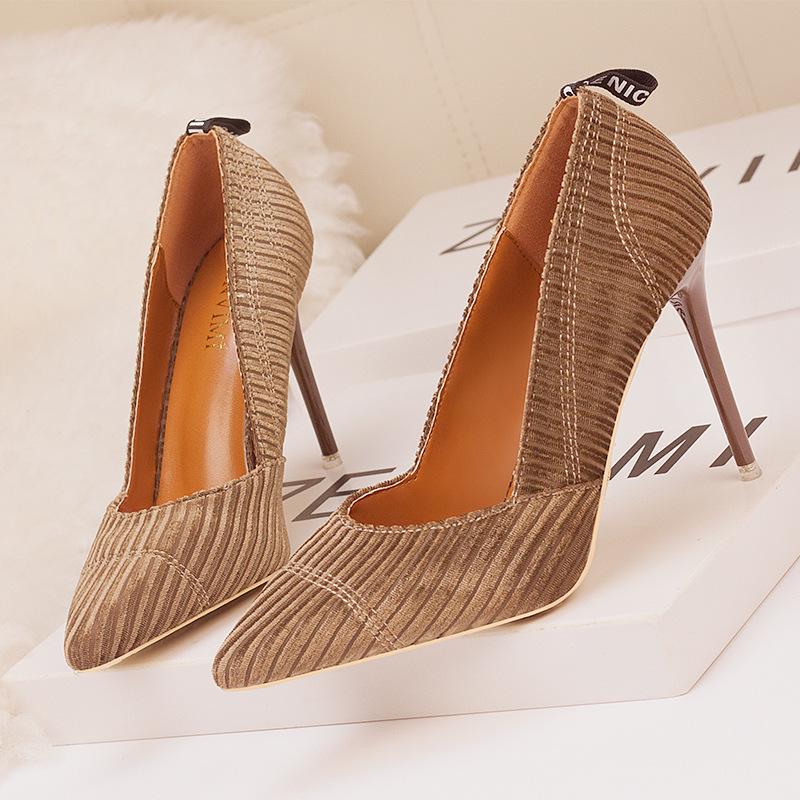 

Простая модель на высоком каблуке, однотонная вельветовая поверхность в полоску, светлый рот, заостренная голова, тонкие туфли. 39