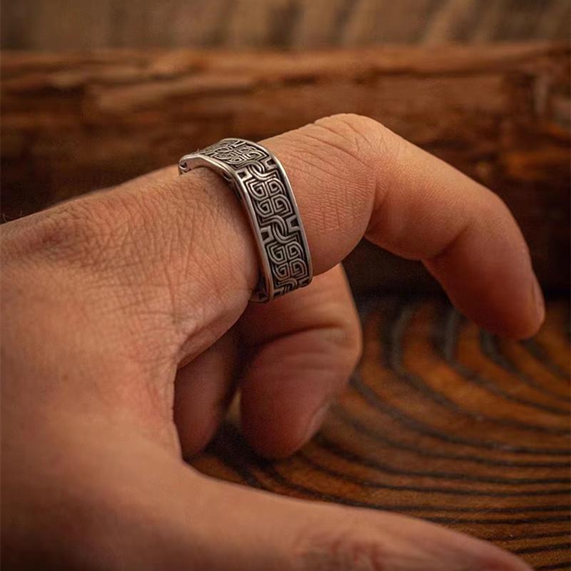 A Vintage Square and Round Ring Accessory for Men, Featuring A Bold and Powerful Personality