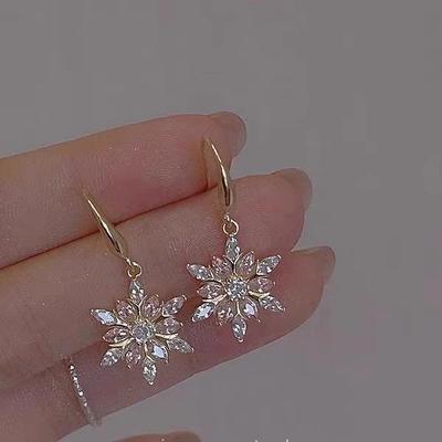 2024 Exquisite Strass Schneeflocken Ohrringe: Herbst/Winter Koreanischer Stil, Modisch und Vielseitig