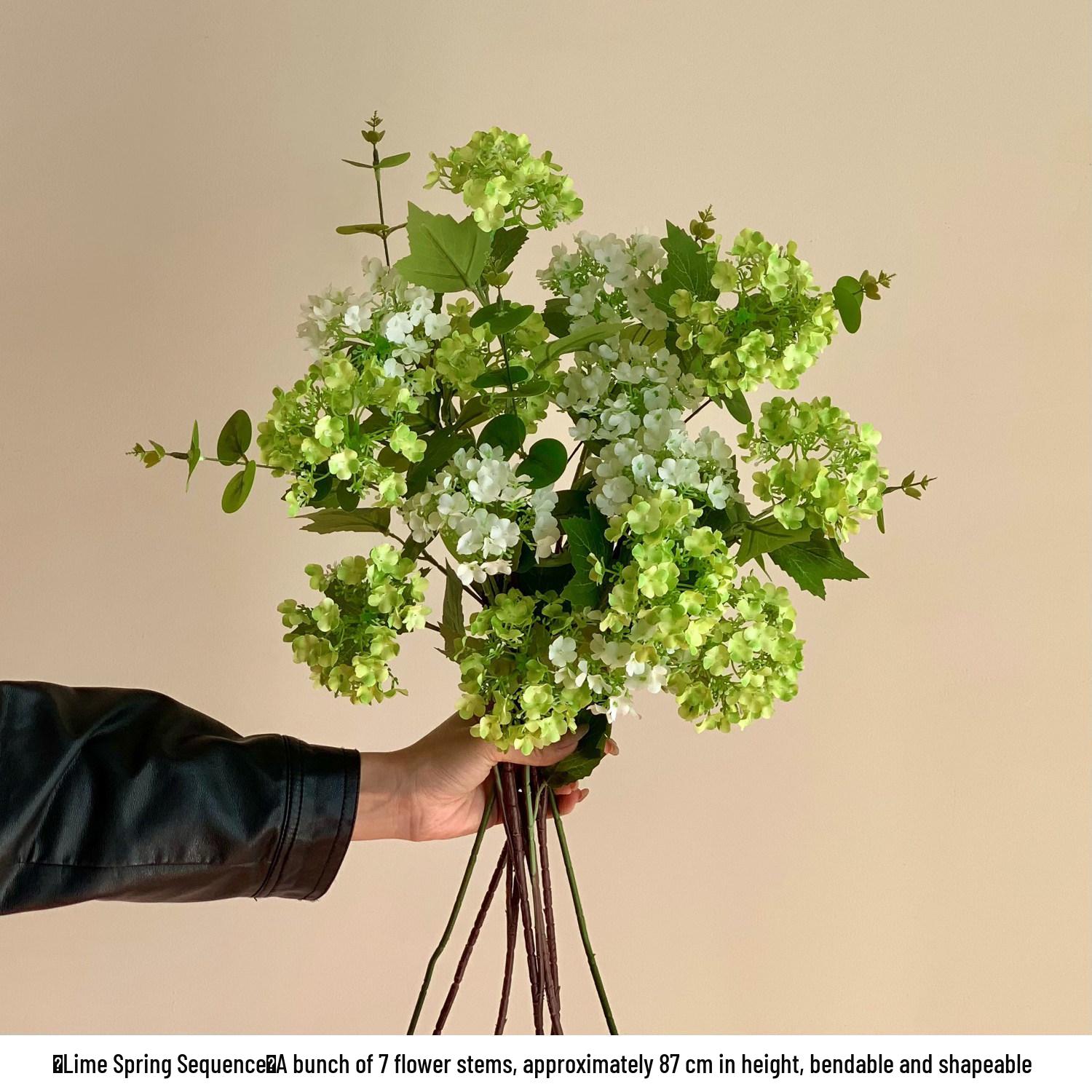 Сине-белая фарфоровая ваза с букетом гортензий для домашнего декора