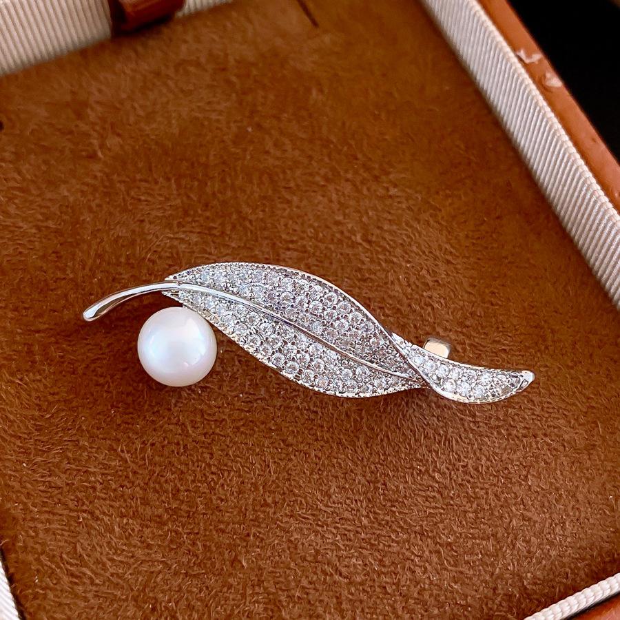 

European and American exquisite zircon leaves pearl brooch pin jewelry personalized clothing accessories women