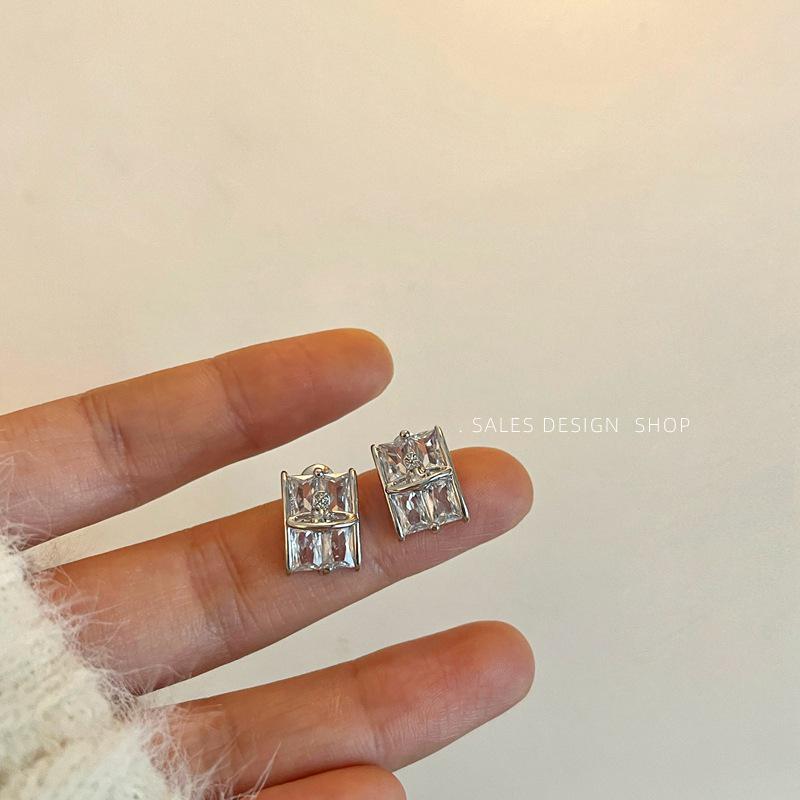 Elegant French Retro Iris Rhinestone Stud Earrings: Luxurious, Stylish Ear Ornaments for Women