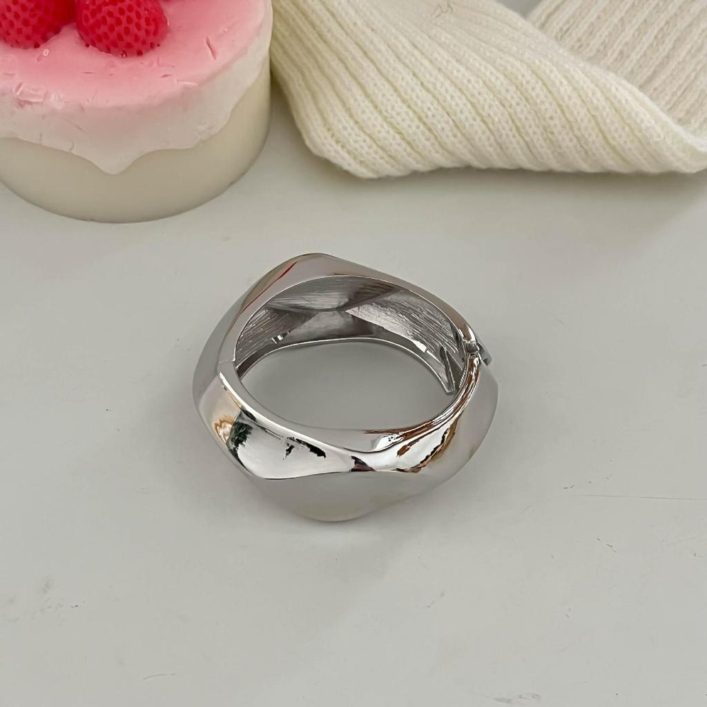Interlocking Ring Open Bangle - European & American Light Luxury Design for Women