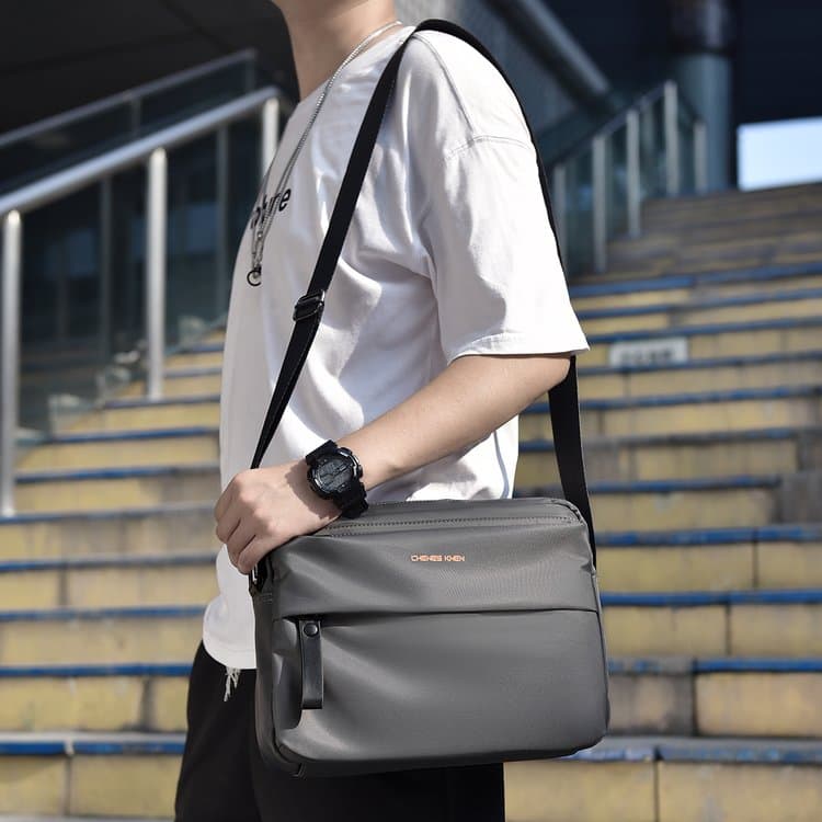 Casual and simple men's shoulder messenger bag