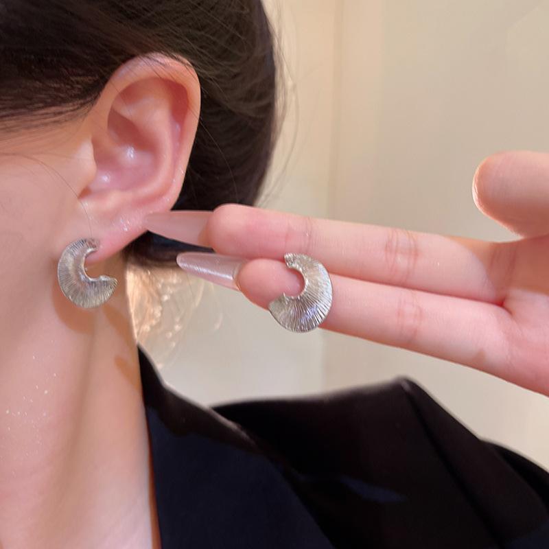 Retro Irregular Pleated Silver Earrings Women's Niche Cold Wind Metal Studs Earrings European and American Temperament Earrings